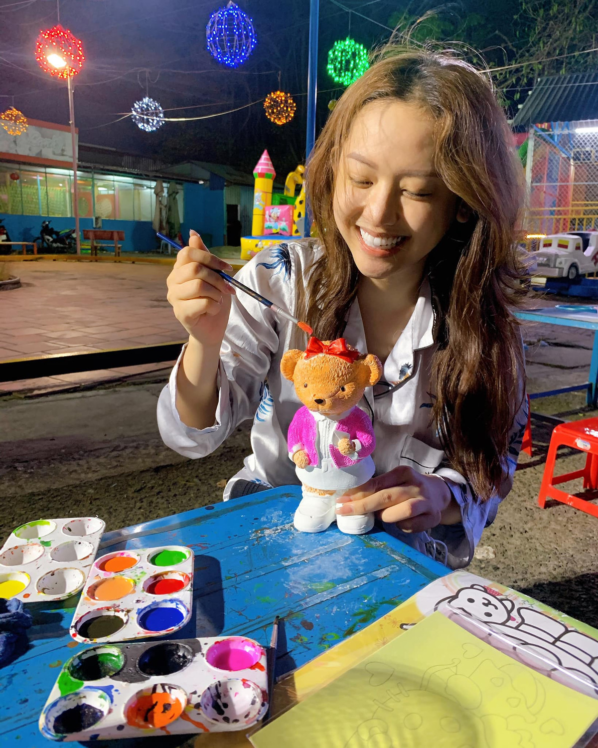 "Ngày nào cũng chửi mình, mình phản ứng lại thì nói mình ăn nói kém văn hoá, trong khi cô tag kêu luôn em gái vào chửi mình, do quá hung hăng mình không thể nói lại, đành xoá bình luận cho yên chuyện. Hôm nay không thể nhịn được luôn, không hiểu sao 1 người lại có hành động như này" - Thuý Vi kêu cứu trên mạng xã hội vì thường xuyên bị chê bai.