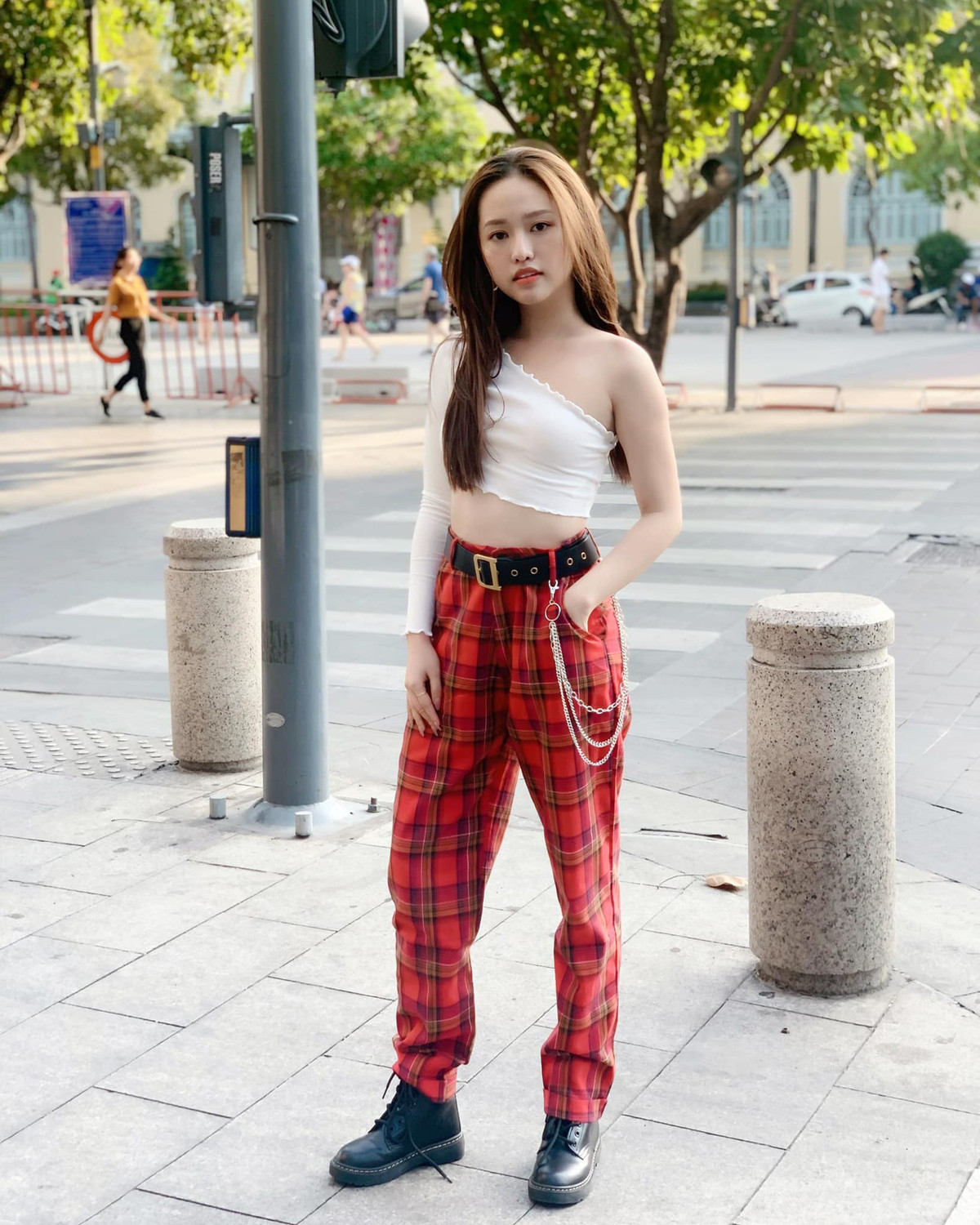 "Gương mặt tiêu biểu cho nhóm người hở cái chê, bình phẩm, mạt sát tận cùng, để tâm người khác đến mức quên luôn bản thân, chửi cho sướng mồm chứ không vì lợi ích gì. Ánh mắt của bạn dừng lại ở cái gì, thì cái đó sẽ ảnh hưởng tới bạn. Có câu nói, thiếu thốn cái gì, sẽ thấy điều đó càng phô trương, thật ra mặt khác của câu này chính là: bạn càng quan tâm và tỏ ý khinh bỉ thứ gì mà người khác phô trương, chính đó là thứ bạn càng mong có" - hot girl cho biết.