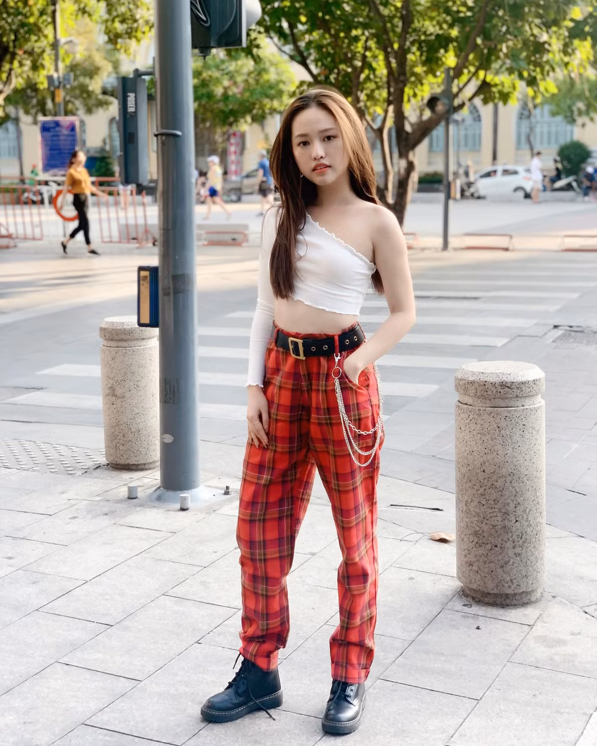 "Gương mặt tiêu biểu cho nhóm người hở cái chê, bình phẩm, mạt sát tận cùng, để tâm người khác đến mức quên luôn bản thân, chửi cho sướng mồm chứ không vì lợi ích gì. Ánh mắt của bạn dừng lại ở cái gì, thì cái đó sẽ ảnh hưởng tới bạn. Có câu nói, thiếu thốn cái gì, sẽ thấy điều đó càng phô trương, thật ra mặt khác của câu này chính là: bạn càng quan tâm và tỏ ý khinh bỉ thứ gì mà người khác phô trương, chính đó là thứ bạn càng mong có" - hot girl cho biết.