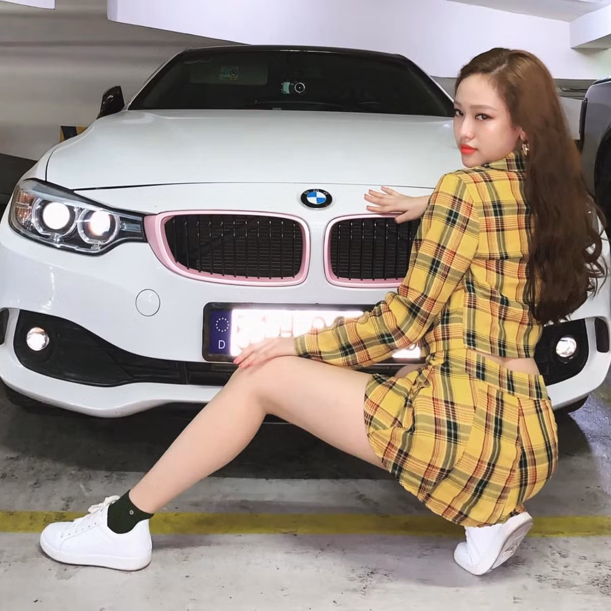 Ở tuổi 23, Thuý Vi cảm thấy hạnh phúc khi tự mua được nhà ở TP HCM và sắm xe hơi tiền tỷ, điều mà không phải ai cũng làm được.