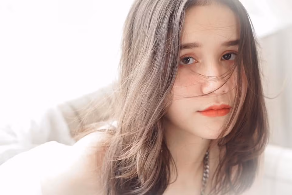 Facebook cá nhân của Mia Lali hiện có hơn 3000 người theo dõi. Hình ảnh của hot girl 10x thường xuyên được đăng tải trên các diễn đàn gái xinh thu hút sự chú ý của cộng đồng mạng.