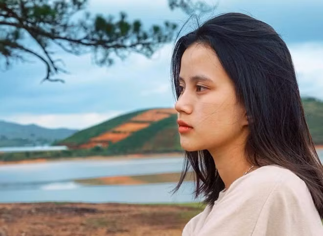 Lê Mai Như Mẫn (Đà Lạt, Lâm Đồng) là hot girl 2k3 được chú ý trên mạng xã hội nhờ sở hữu nhan sắc cực Tây với đôi mắt to và sâu, sống mũi cao. Phong cách chụp ảnh của cô nàng cũng cực cuốn hút.