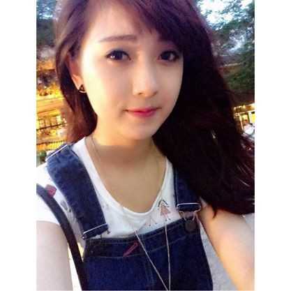 Mỗi bức ảnh mà cô giáo xinh đẹp tuổi Mùi này đăng lên thu hút được khoảng 500 đến 1000 lượt thích và khá nhiều lời bình luận ngợi ca vẻ đẹp của Thúy Ngân.