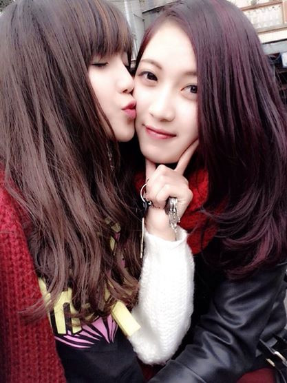 Để có thể đứng trên bục giảng, cô gái sinh năm 1991 đã phải không ngừng trau dồi kiến thức và thường xuyên gặp các giáo viên khác trao đổi kinh nghiệm, phương pháp truyền đạt sao cho hiệu quả. Song Ngân cho biết, nắm bắt tâm lý học sinh vẫn là thử thách lớn nhất đối với cô.