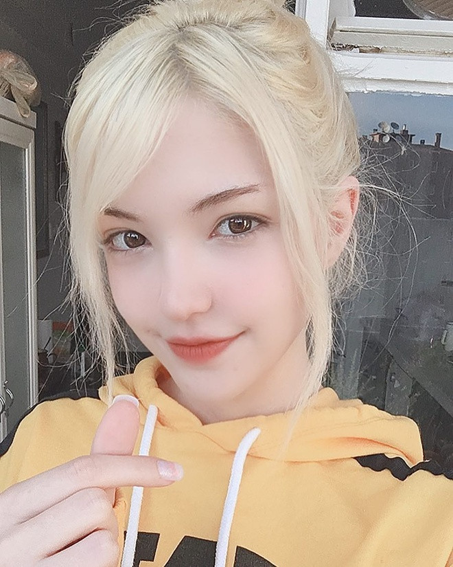 Bên cạnh chơi game, nữ game thủ Thổ Nhĩ Kỳ còn thường xuyên cosplay các nhân vật trong trò chơi. Những bộ ảnh này của cô nhận được phản hồi tích cực từ phía người hâm mộ.