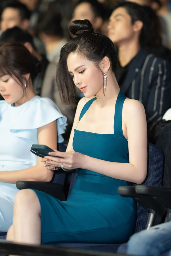 Sau nhiều tháng vắng bóng, sự trở lại của Phi Huyền Trang khiến nhiều người vô cùng bất ngờ. Xuất hiện tại sự kiện, cô nàng diện đầm xanh thanh lịch nhưng vẫn khoe được 3 vòng gợi cảm.