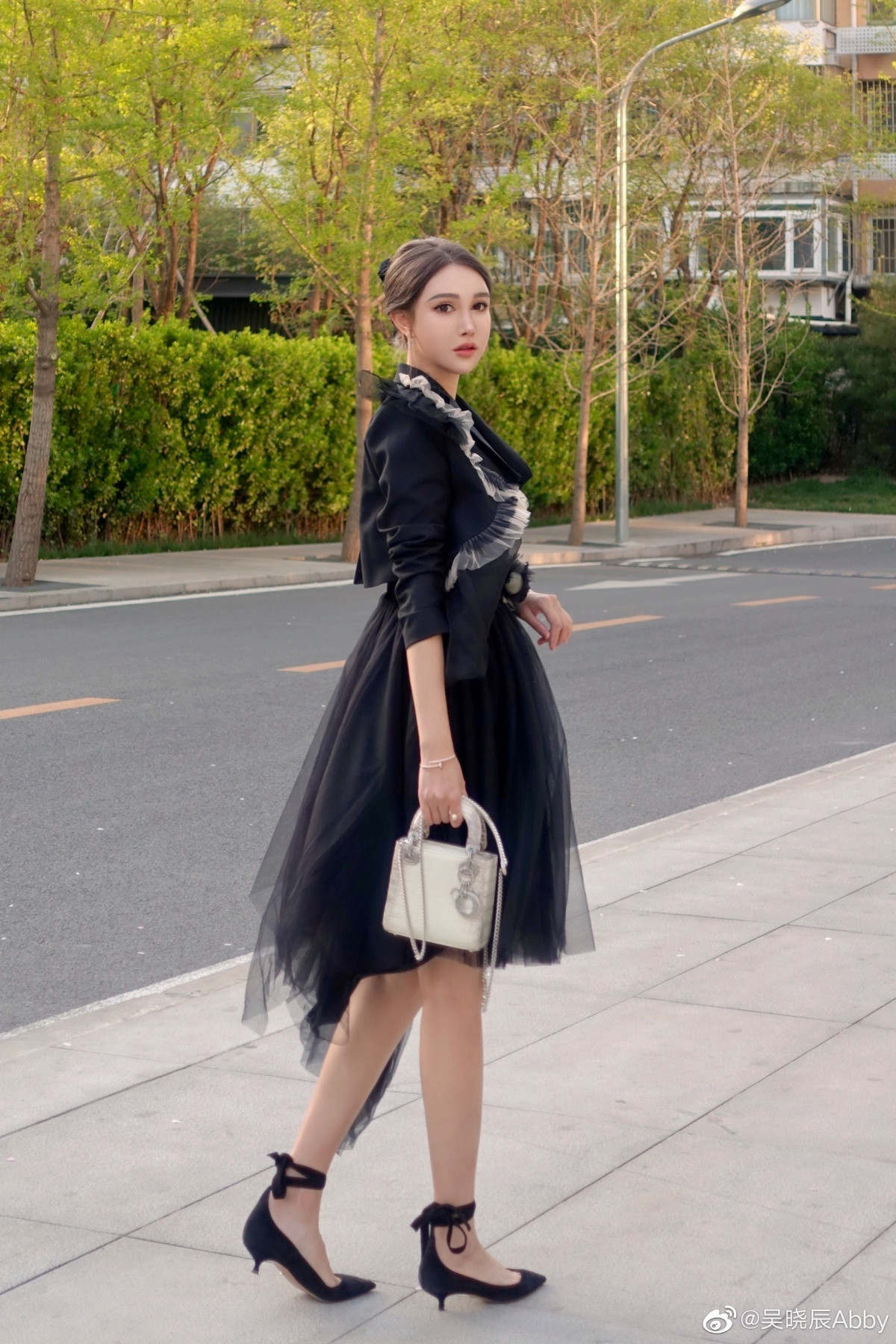 Một loạt những thủ thuật như tạo hình V line, độn silicone vào gò má để gương mặt sắc nét hơn… được cô nàng thực hiện sau đó.