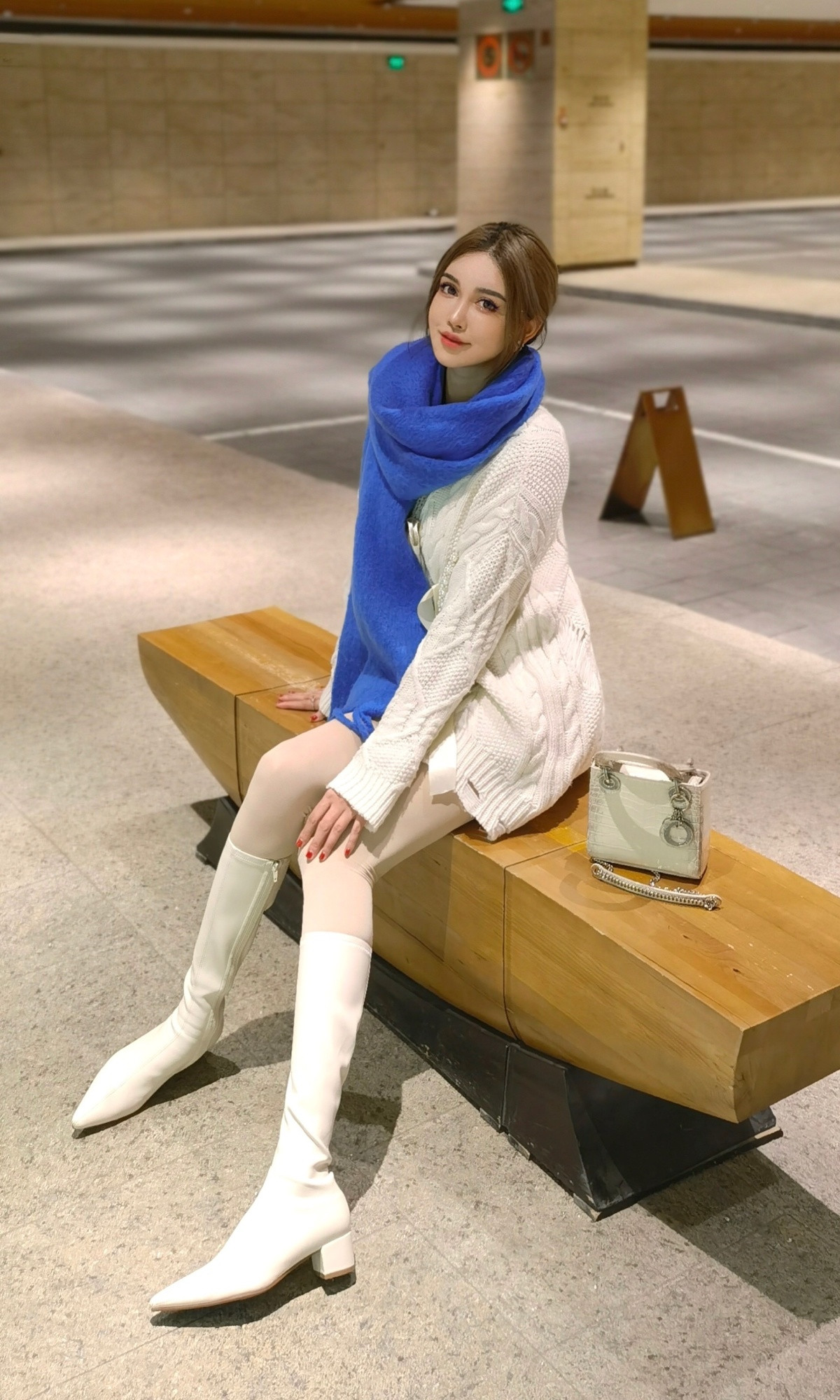 Ca phẫu thuật đầu tiên của Abby diễn ra khi cô mới 14 tuổi với thủ thuật hút mỡ đùi. Thời điểm này do mắc một chứng bệnh tự miễn, Abby bị tăng cân ngoài tầm kiểm soát, tích tụ nhiều mỡ ở đùi nên mẹ cô đã chi trả cho ca hút mỡ của con gái.