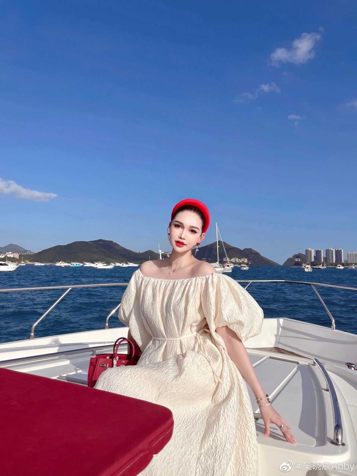 Abby cũng công khai rằng cô từng 'kinh qua' đủ các loại hình phẫu thuật thẩm mỹ và dần trở thành 'con nghiện' của dao kéo từ lúc nào không hay.