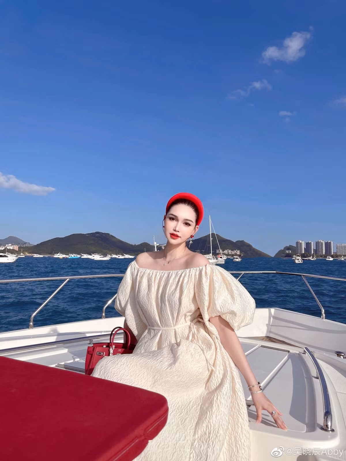 Abby cũng công khai rằng cô từng 'kinh qua' đủ các loại hình phẫu thuật thẩm mỹ và dần trở thành 'con nghiện' của dao kéo từ lúc nào không hay.