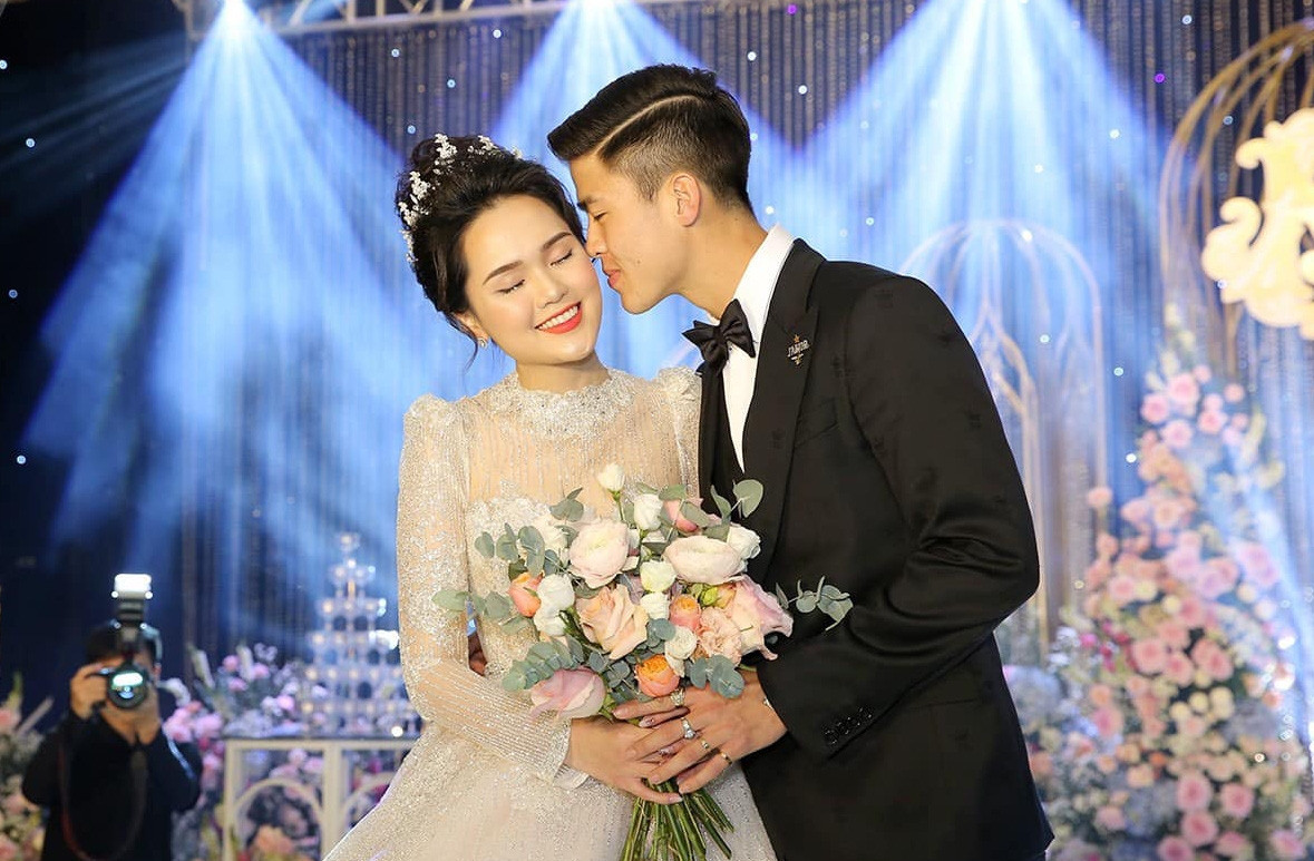 Dù chẳng tiết lộ giá trị chính xác của chiếc túi nhưng riêng việc giá bằng cả một cuốn sổ tiết kiệm là biết Quỳnh Anh đã chi mạnh cỡ nào rồi.