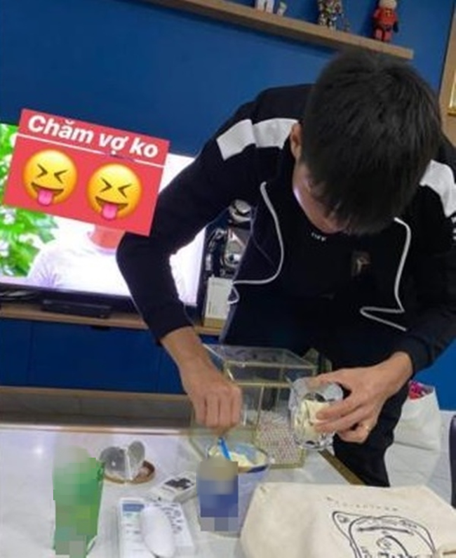 Trong một chia sẻ của mình, bà xã Duy Mạnh cho biết rất được chồng yêu chiều. Đang trong thời gian phục hồi chấn thương tại PVF nhưng ngày nào cầu thủ cũng đi đi về về 40km để chăm vợ.