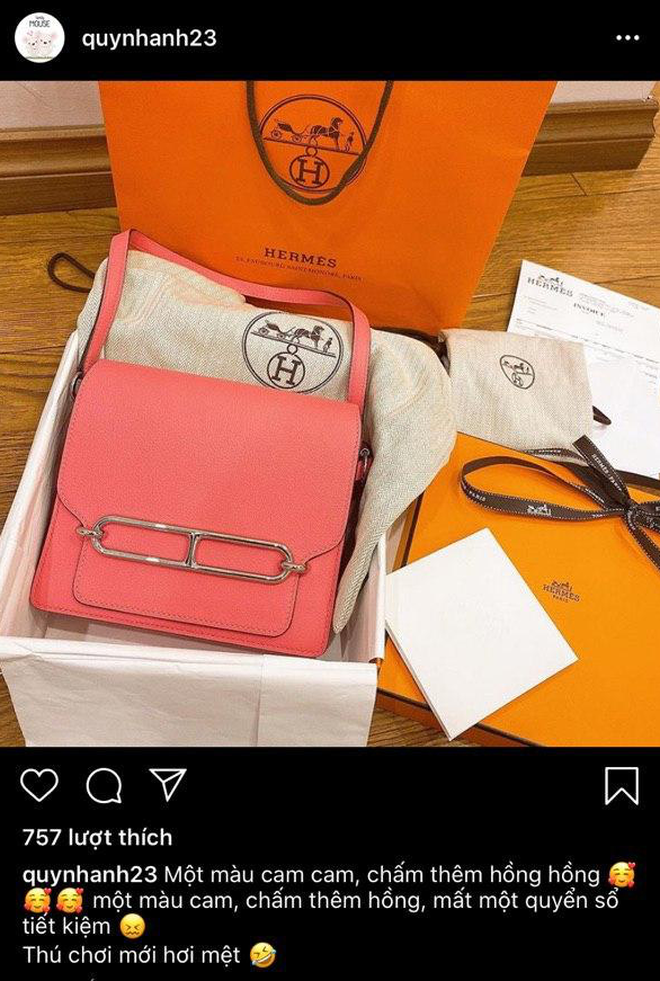 Mới đây, vợ Duy Mạnh tiếp tục khoe sắm được một chiếc túi đến từ thương hiệu Hermes. "Một màu cam cam, chấm thêm hồng hồng. Một màu cam, chấm thêm hồng, mất một quyển sổ tiết kiệm. Thú chơi mới hơi mệt" - Cô nàng viết trên trang cá nhân.