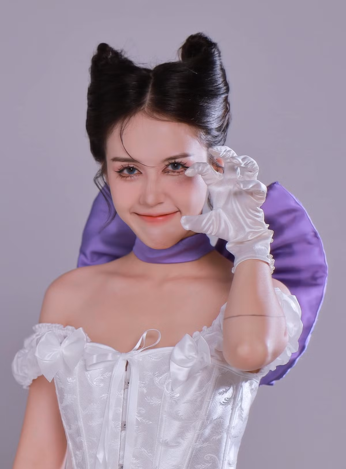 Vốn có phong cách trang phục đời thường khá giản dị, Hậu Hoàng đã làm nhiều người cảm thấy bất ngờ trước màn biến hình như "thay đầu" này. Cô nàng diện áo corset ôm sát màu trắng, kết hợp với chân váy ngắn cùng đôi giày búp bê nữ tính.