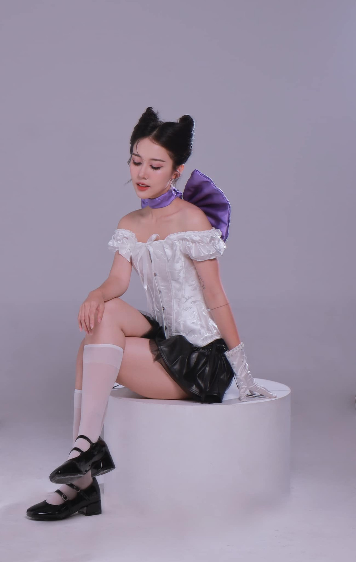 Với lợi thế gương mặt nhỏ nhắn cùng thân hình mảnh khảnh, Hậu Hoàng đã hóa thân thành công thành một cô mèo xinh đẹp, đáng yêu nhưng không kém phần tinh nghịch.