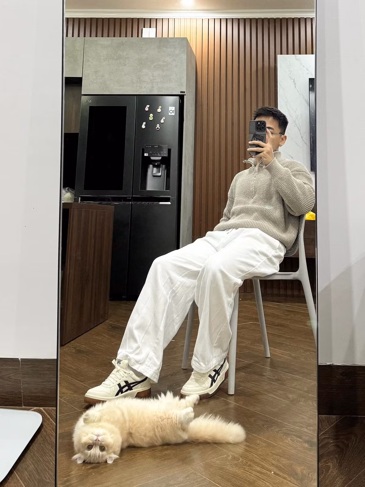 Nguyễn Duy Hoàng, chủ nhân của kênh YouTube NiNo's Home vốn là một YouTuber nhận được sự quan tâm của rất nhiều người. Các video nấu ă của anh chàng được đánh giá là có hình ảnh rất đẹp, chỉn chu, âm thanh dễ chịu, thoải mái.