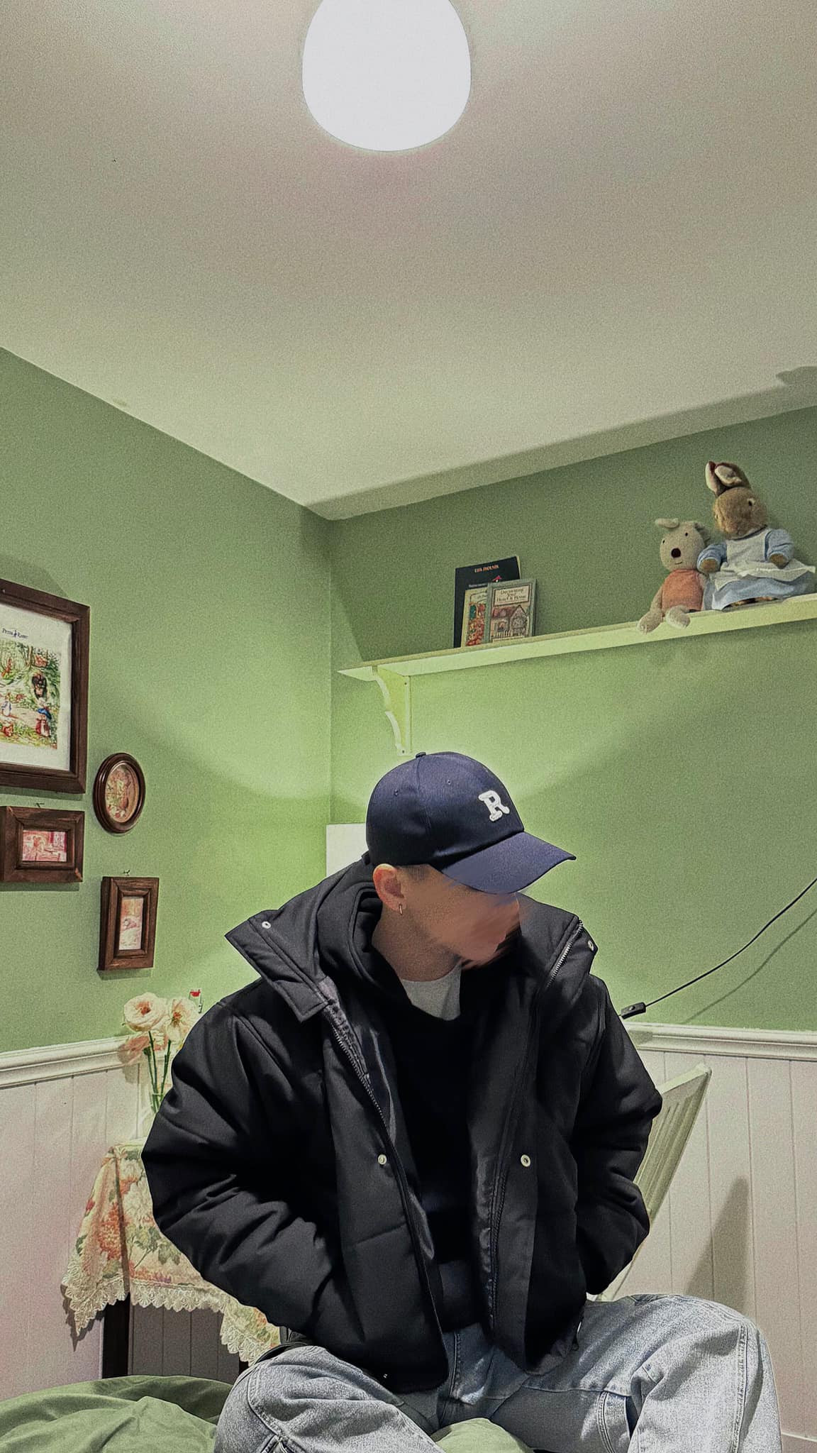 Mới đây, anh chàng đã lên tiếng trên trang Facebook cá nhân của mình. Cụ thể, trong bài đăng, Duy Hoàng cho biết, anh vẫn ổn. Việc giấu mặt của anh không phải để câu like câu view mà là do anh chàng bị... ngại.