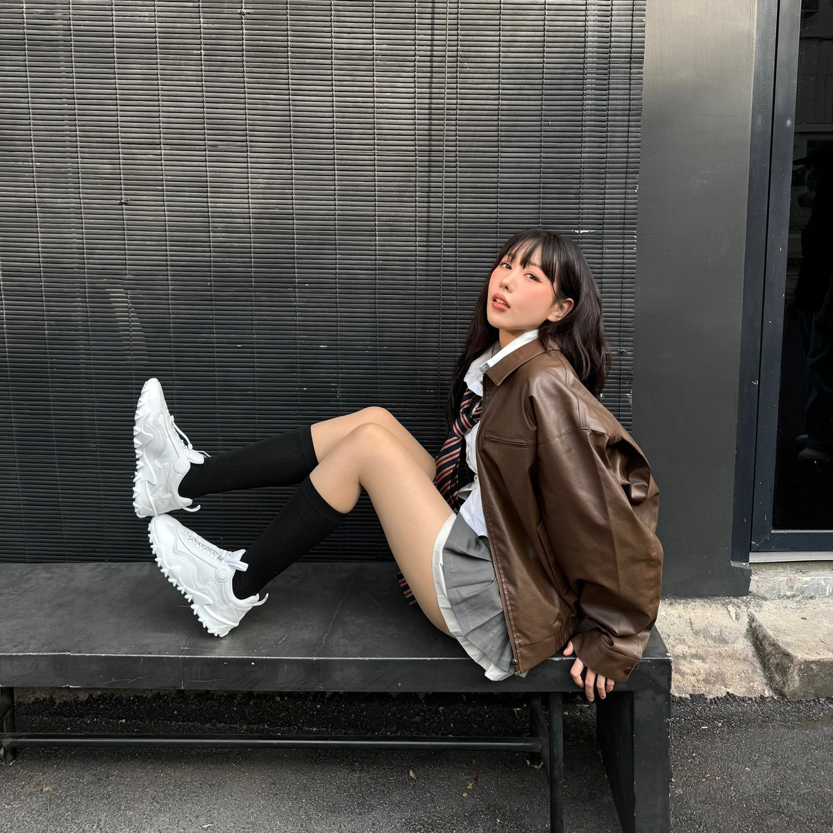 Gương mặt thon gọn cùng chiếc cằm dài, sống mũi cao, đôi môi căng mọng…Tất cả đều rất chuẩn theo quan niệm cái đẹp thường thấy, tuy nhiên rất nhiền fan bày tỏ bất ngờ trước hình ảnh lạ lẫm này.