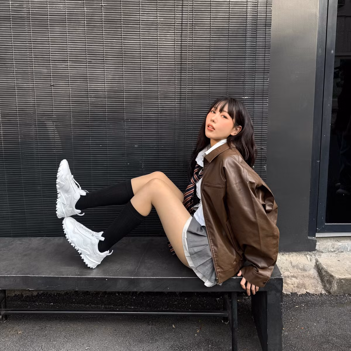 Gương mặt thon gọn cùng chiếc cằm dài, sống mũi cao, đôi môi căng mọng…Tất cả đều rất chuẩn theo quan niệm cái đẹp thường thấy, tuy nhiên rất nhiền fan bày tỏ bất ngờ trước hình ảnh lạ lẫm này.