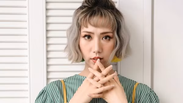 Min tên thật là Nguyễn Minh Hằng, cô sinh ngày 07 tháng 12 năm 1988 tại Hà Nội. Cô sở hữu giọng hát chất lượng với rất nhiều bản hit để đời.