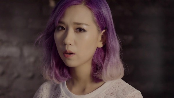 Năm 2012, cô gia nhập ST.319 - một trong những nhóm nhảy tiên phong đưa văn hóa Kpop đến gần giới trẻ trong nước. Với kỹ năng vũ đạo tốt, giọng hát ổn định, Min dần được chú ý qua các sản phẩm Tìm, Nhớ, Get Out, Luôn bên anh...