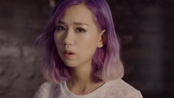 Năm 2012, cô gia nhập ST.319 - một trong những nhóm nhảy tiên phong đưa văn hóa Kpop đến gần giới trẻ trong nước. Với kỹ năng vũ đạo tốt, giọng hát ổn định, Min dần được chú ý qua các sản phẩm Tìm, Nhớ, Get Out, Luôn bên anh...