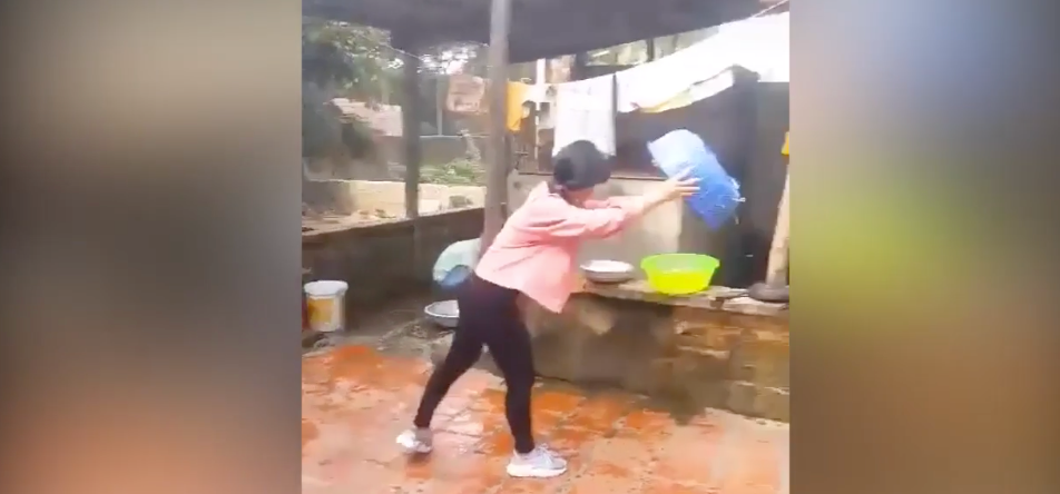 Muốn thể hiện chút "tài lẻ" trước mặt bạn bè, cô gái áo hồng đã xung phong vẩy rau. Tuy nhiên khi vừa đưa rổ lên, rau đã bay sạch ra ngoài.