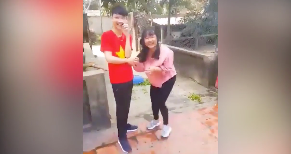 Màn thể hiện không thể thất bại hơn của cô gái đã khiến bạn bè xung quanh được trận cười nắc nẻ. Ngay chính bản thân cô gái cũng không nhịn nổi cười với hành động của mình.