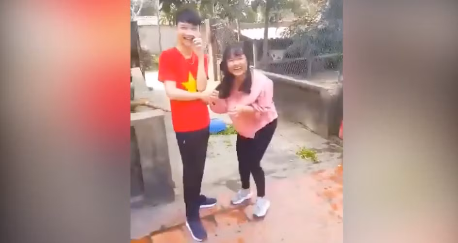 Màn thể hiện không thể thất bại hơn của cô gái đã khiến bạn bè xung quanh được trận cười nắc nẻ. Ngay chính bản thân cô gái cũng không nhịn nổi cười với hành động của mình.