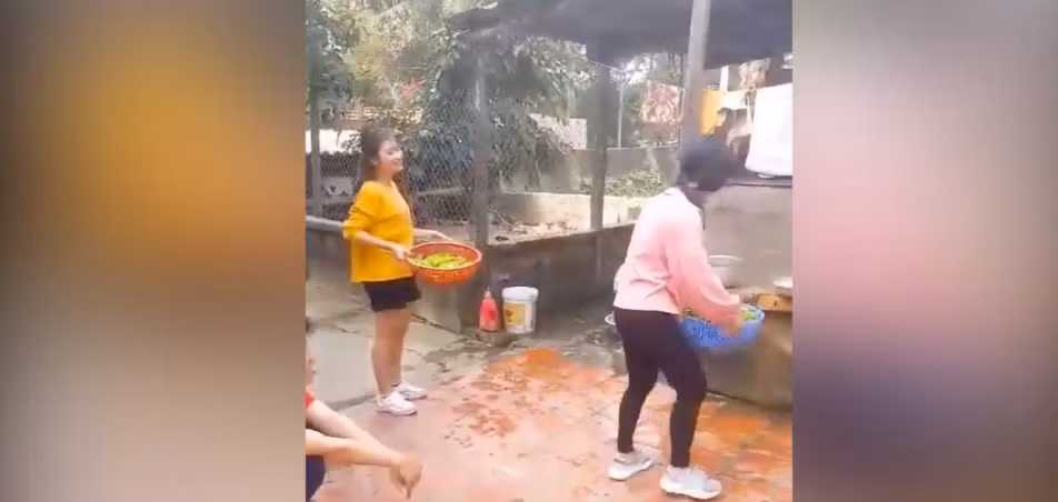 Trổ tài vẩy rau, cô gái nhận cái kết “hết hồn chim én" Tro tai vay rau, co gai nhan cai ket “het hon chim en