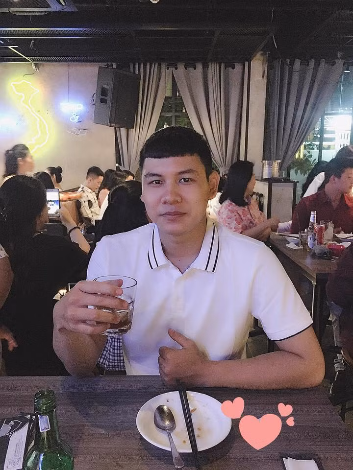 Cùng là kiểu tóc 3 phân với phần mái siêu ngố tàu, thế nhưng kết quả lại trả về khác hoàn toàn. Đúng là hình trên mạng và hàng nhận về mà. Ảnh: Nhân Đình.