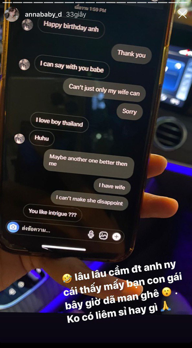 Ban đầu, cô gái kia chỉ nhắn tin chúc mừng sinh nhật nên Pre đã lịch sự đáp lại. Thế nhưng gái lạ bắt đầu gọi chàng "soái ca" là babe (cục cưng) và ngỏ ý: "em có thể ở chung với anh" đã khiến Trang Anna "nóng máu" nổi cơn ghen.