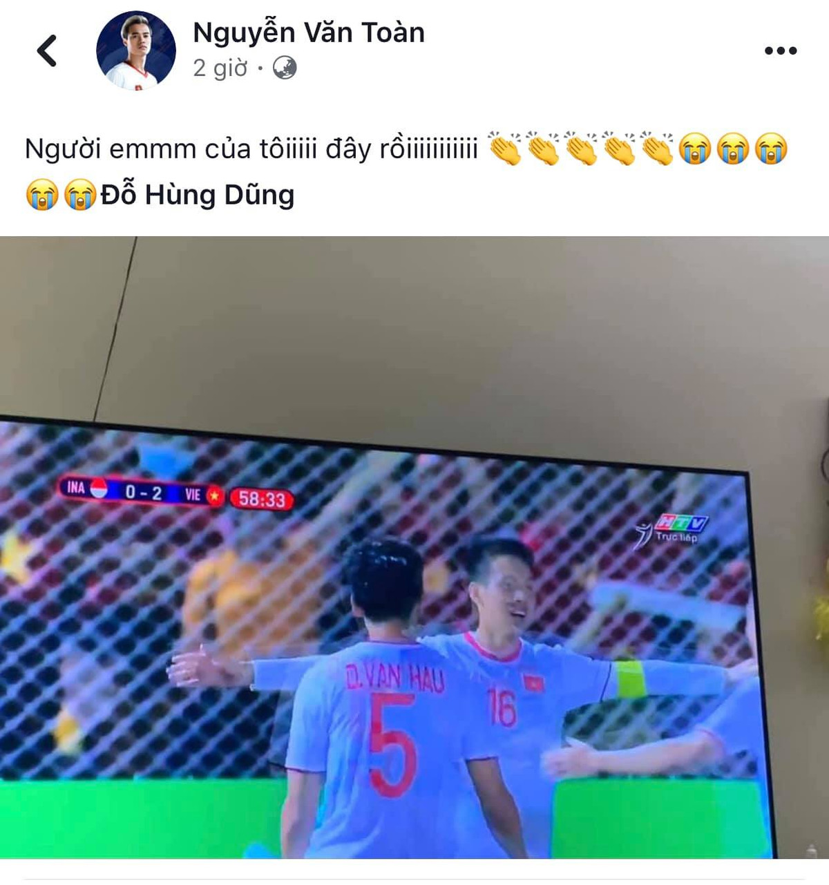 Văn Toản và Hùng Dũng là bộ đôi cực kỳ thân thiết trên sân cỏ lẫn ngoài đời. Cặp đôi thường xuyên đăng tải hình ảnh đối phương lên mạng xã hội.