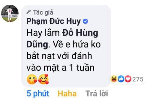 Ghi được 1 bàn thắng trong trận chung kết môn bóng đá nam tại SEA Games 2019, ông bố trẻ con Đỗ Hùng Dũng liên tiếp đón tin vui, vừa được nhận HCV lại vừa được "hoàng tử" Đức Huy không bắt nạt và đánh vào mặt trong vòng 1 tuần.