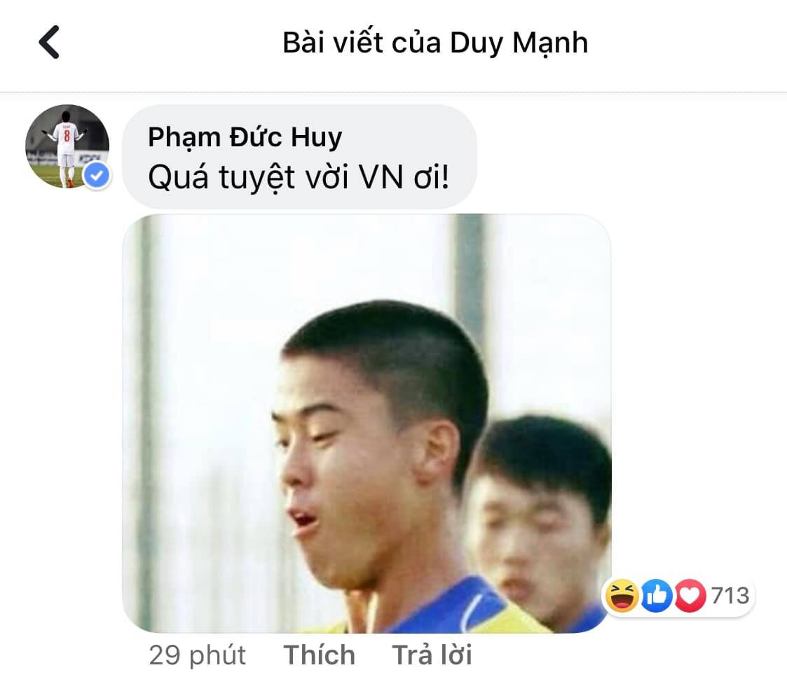 "Hoàng tử" Đức Huy không hổ danh là "vựa muối" khi lôi cả nhân vật không liên quan là Duy Mạnh vào để chúc mừng U22 Việt Nam.