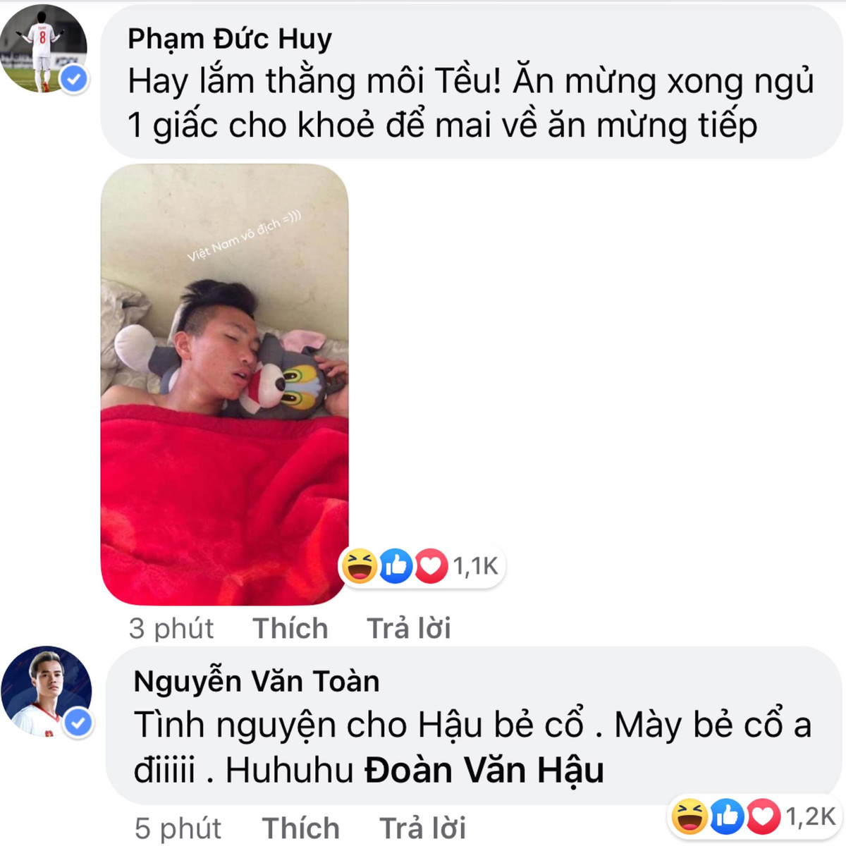 Làn người hùng trong trận chung kết SEA Games, Đoàn Văn Hậu được đàn anh dành cho nhiều đặc quyền. Trong khi Văn Toàn khao khát được "ông trời con" bẻ cổ thì Đức Huy lại vui mồm gọi cầu thủ quê Thái Bình là "thằng môi Tều".