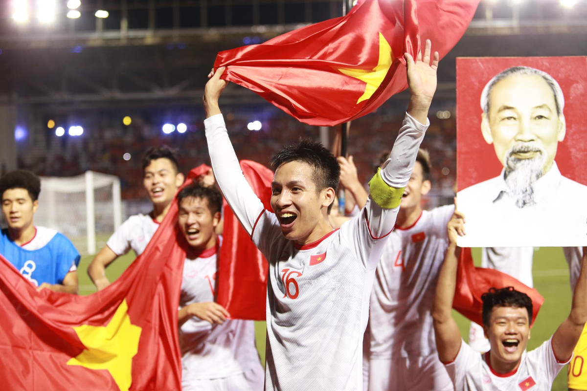 Gianh HCV SEA Games, Duc Huy hua tang qua het hon cho U22 Viet Nam