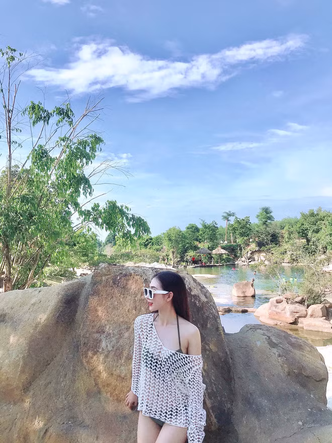 Không chỉ có gương mặt cực xinh, hot girl Quảng Nam còn sở hữu body nóng bỏng với vòng một đầy đặn hút mắt.