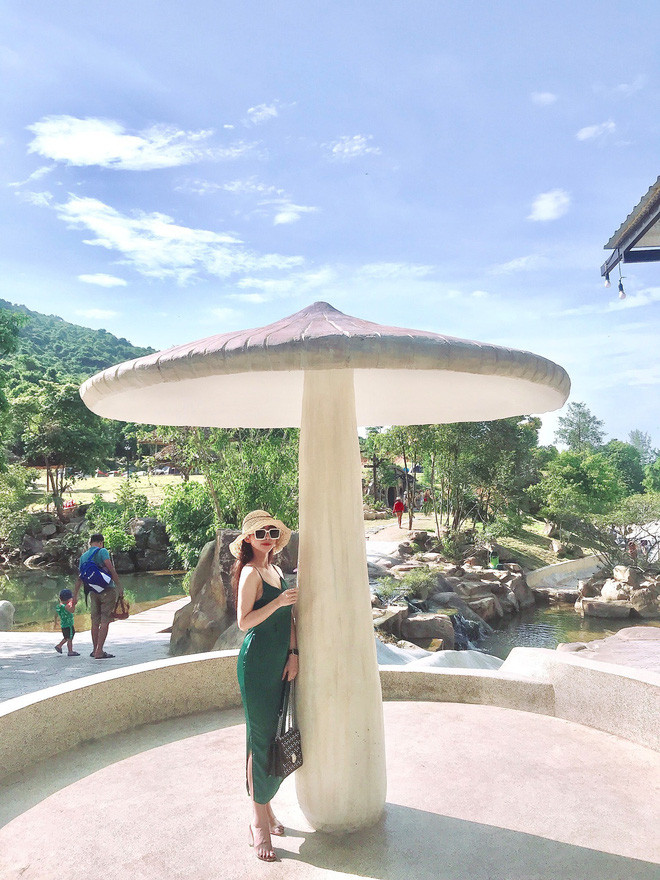 Giống như các nàng WAGs khác, bạn gái trung vệ của đội tuyển U23 Việt Nam sở hữu nhan sắc không phải dạng vừa. Cô nàng có tên đầy đủ là Lê Tiểu Vân (SN 1998) và thường được gọi là Tiểu Tiểu.