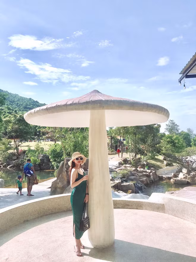 Giống như các nàng WAGs khác, bạn gái trung vệ của đội tuyển U23 Việt Nam sở hữu nhan sắc không phải dạng vừa. Cô nàng có tên đầy đủ là Lê Tiểu Vân (SN 1998) và thường được gọi là Tiểu Tiểu.