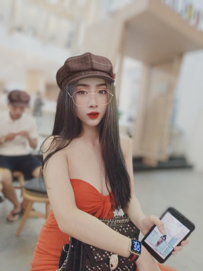 Nhan sắc bạn gái Huỳnh Tấn Sinh nhận được lời khen của cả nguời hâm mộ và các cầu thủ tuyển Việt Nam. Anh chàng thư sinh, bẽn nẽn lại có bạn gái cực nóng bỏng.