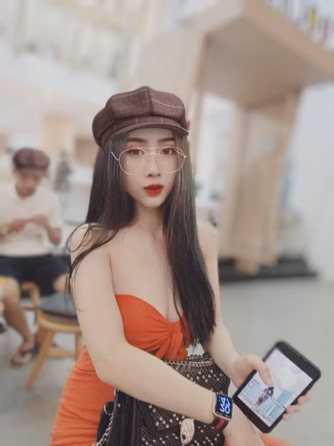 Nhan sắc bạn gái Huỳnh Tấn Sinh nhận được lời khen của cả nguời hâm mộ và các cầu thủ tuyển Việt Nam. Anh chàng thư sinh, bẽn nẽn lại có bạn gái cực nóng bỏng.