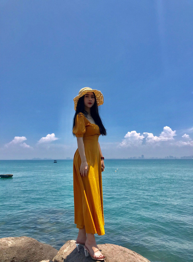 Cũng như bạn trai, Tiểu Vân dường như không bao giờ chia sẻ chuyện tình yêu lên mạng xã hội. Hai người là một trong những cặp đôi cầu thủ - WAGs kín tiếng trong đời tư.