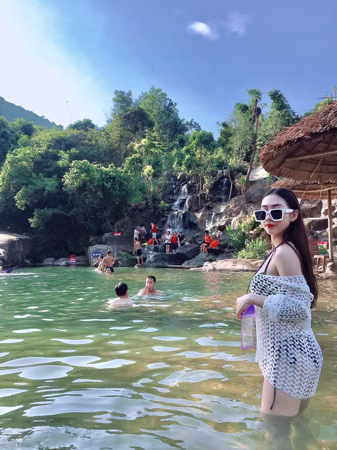 Hiện tại, Tiểu Vân đang sinh sống tại thành phố Tam Kỳ, tỉnh Quảng Nam. Đây cũng là quê hương của Tấn Sinh.