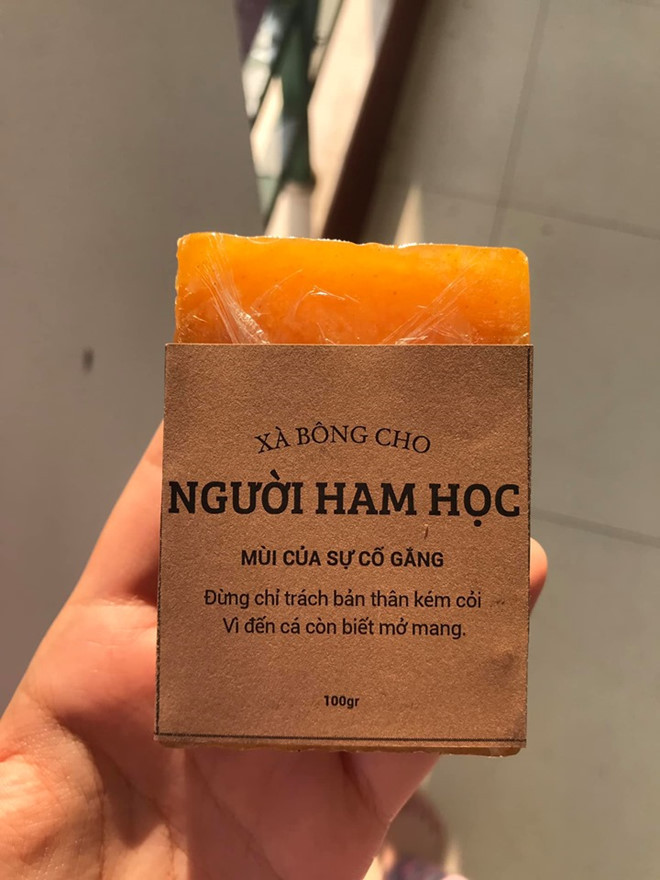 Điểm nhấn trên mỗi bánh xà phòng đều được đặt tên và sáng tạo slogan riêng thể hiện đặc trưng và cá tính của học sinh từng khối chuyên.