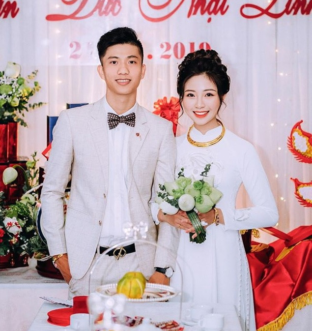 Sau 5 tháng hẹn hò, Phan Văn Đức và Võ Nhật Linh chính thức làm đám hỏi vào ngày 21/12 vừa qua tại Nghệ An. Cặp đôi là đồng hương, trong khi cầu thủ quê ở huyện Yên Thành thì vợ hot girl sinh ra tại thành phố Vinh.