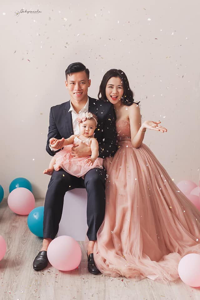 Quế Ngọc Hải quen Thuỳ Dương vào năm 2014 khi đến xem cuộc thi Hoa khôi ĐH Vinh, cô cũng chính là người đăng quang hoa khôi năm đó. Sau 2 năm kiên trì tán tỉnh, chàng cầu thủ mới làm xiêu lòng người đẹp.