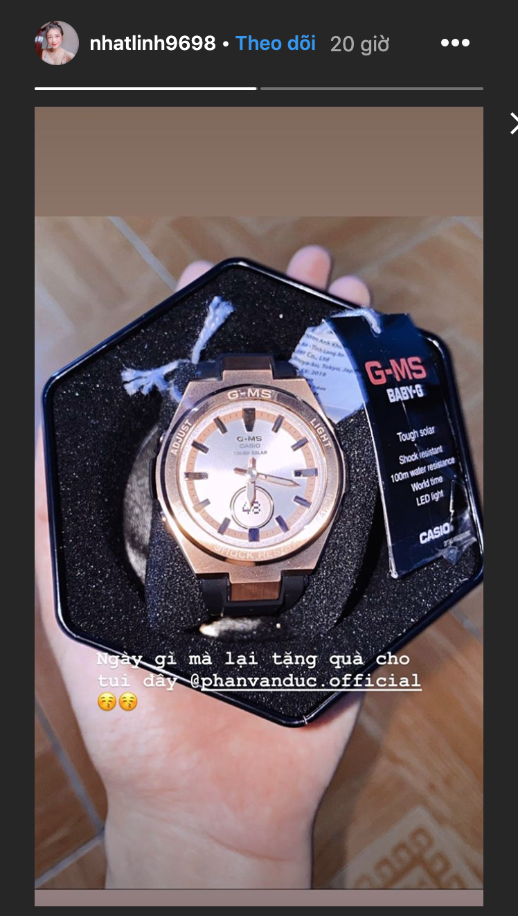 Thậm chí, chẳng có dịp gì cô cũng được chồng tặng cho chiếc đồng hồ hàng hiệu. Người hâm mộ cho rằng hiện vợ Phan Văn Đức và vợ Duy Mạnh là 2 nàng WAGs được cưng chiều nhất làng bóng đá Việt.