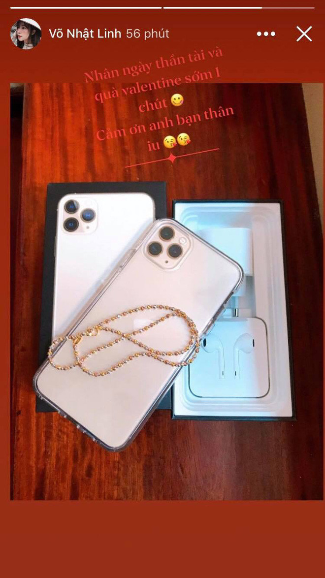 Không chỉ dừng lại ở đó, Phan Văn Đức còn tặng vợ một chiếc điện thoại đời mới, dây chuyền vàng. "Nhân ngày thần tài và quà Valentine sớm một chút, cảm ơn anh bạn thân yêu" - Nhật Linh chia sẻ trên trang cá nhân.