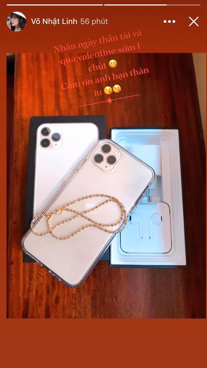 Không chỉ dừng lại ở đó, Phan Văn Đức còn tặng vợ một chiếc điện thoại đời mới, dây chuyền vàng. "Nhân ngày thần tài và quà Valentine sớm một chút, cảm ơn anh bạn thân yêu" - Nhật Linh chia sẻ trên trang cá nhân.